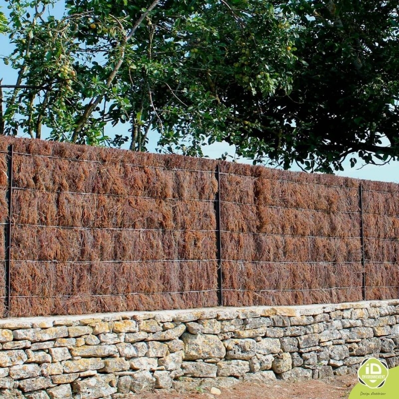 Clôture en brande de bruyère 8 cm d'épaisseur densité de 15 kg/m² - Sur muret | ID Environnement