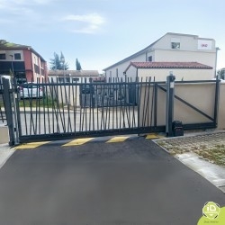 Portail-industriel-barreaude-autoportant
