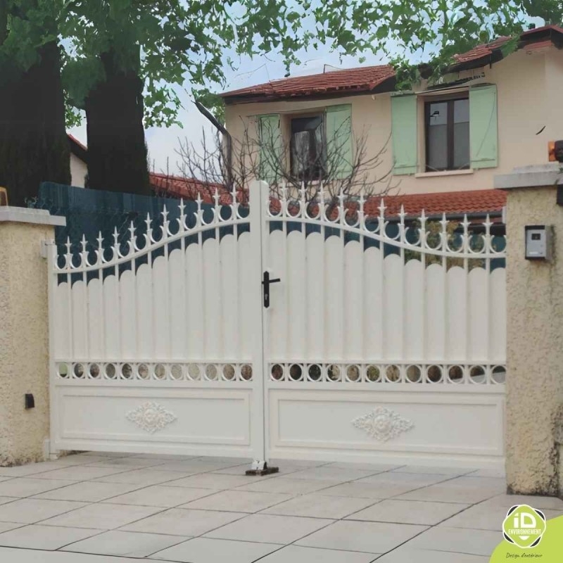 Portail-aluminium-battant-semi-ajoure-blanc