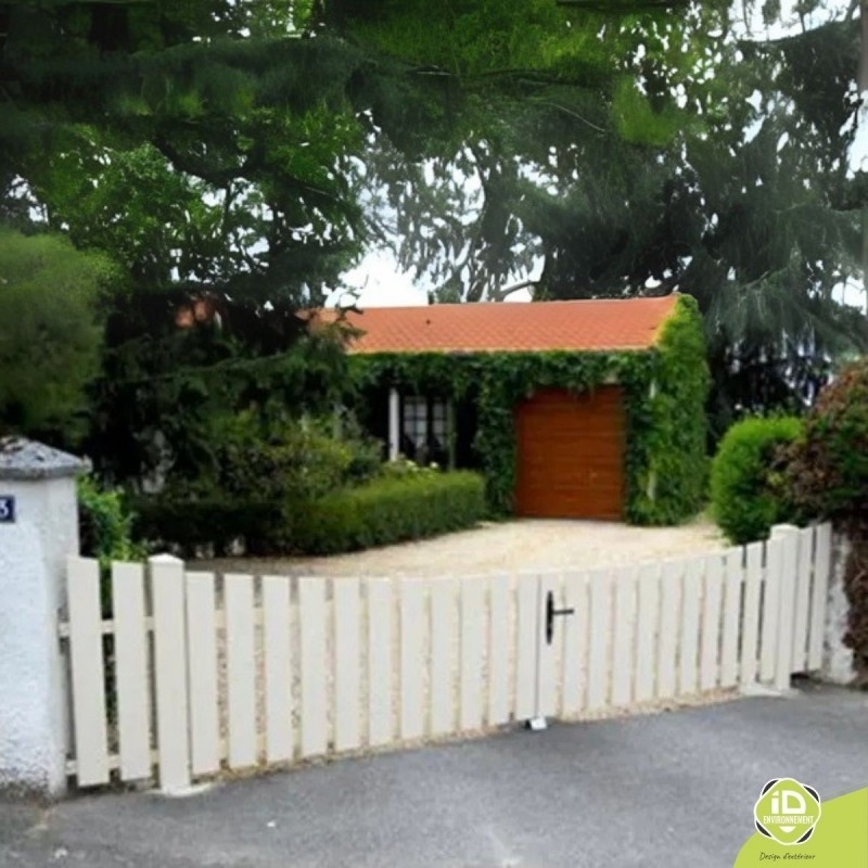 Portail-ajoure-pvc-Brissac-lames-verticales