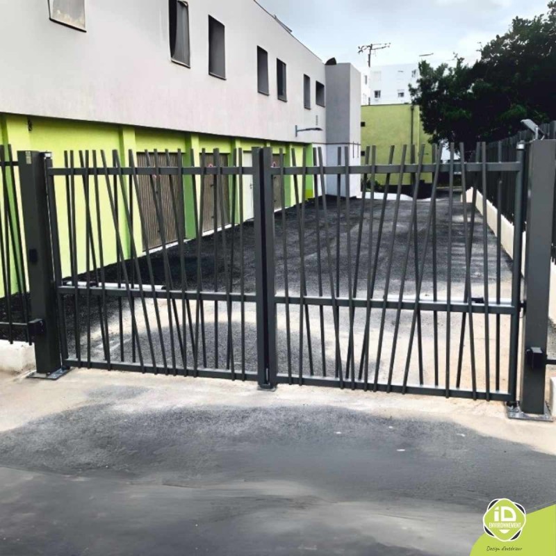 Portail-industriel-barreaudé-canisse-pivotant