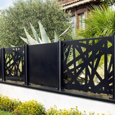 Couvertine alu pour muret posée sous une clôture décorative extérieure