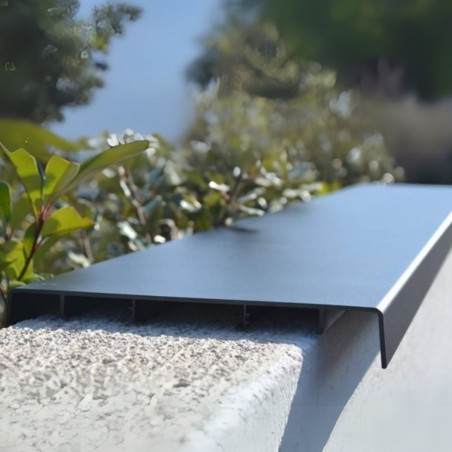 Détail du pliage d’une couvertine alu pour muret en aluminium