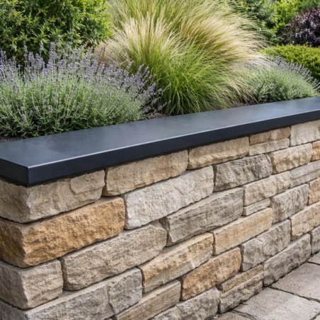Couvertine en acier pour muret pierre assurant protection et finition