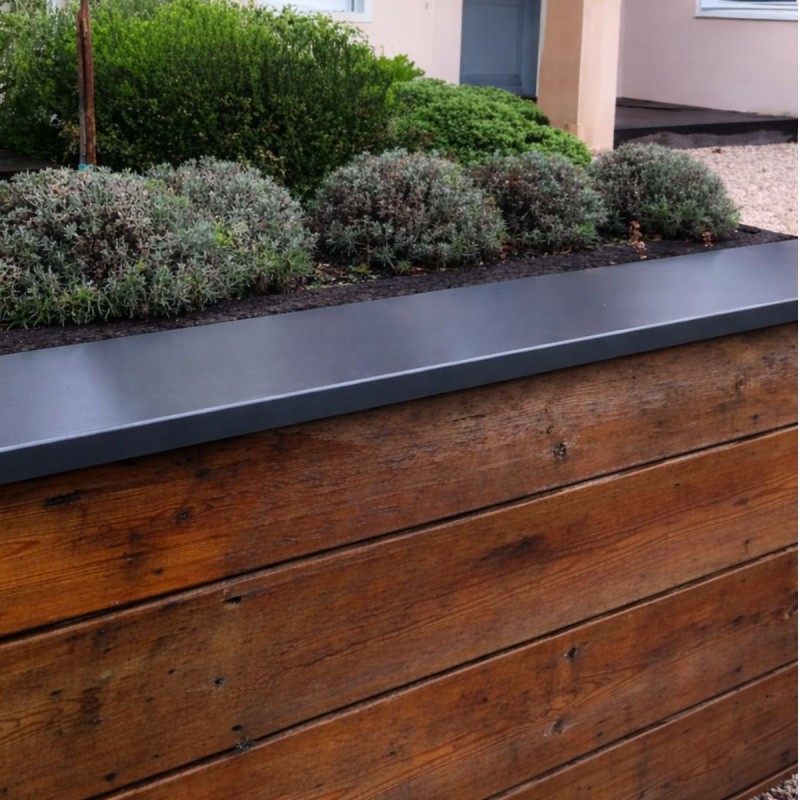 Couvertine acier longueur 2 m posée sur muret bois en extérieur