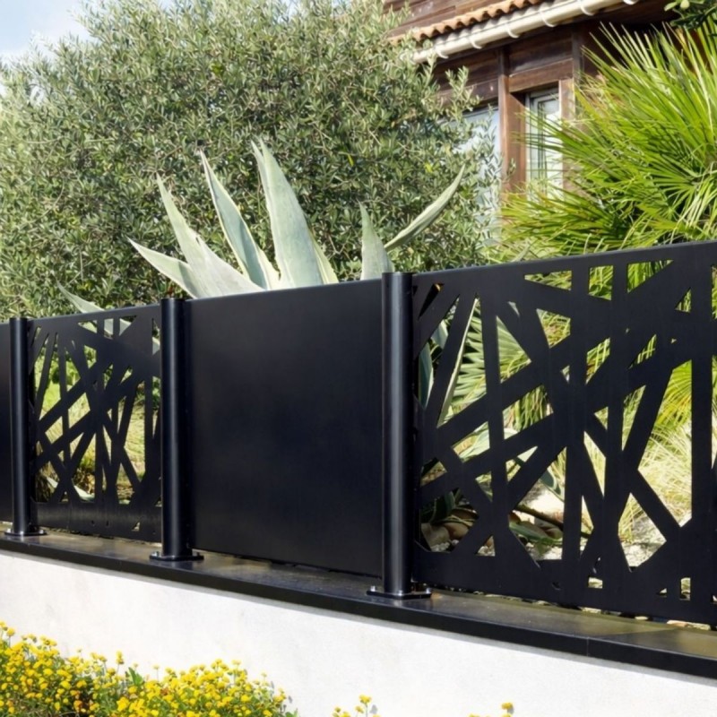 Éclisse de jonction aluminium sur muret avec clôture décorative