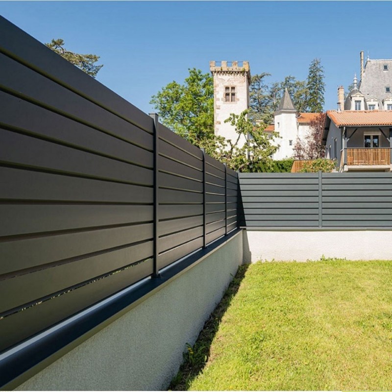 Éclisse de jonction aluminium sur muret avec clôture