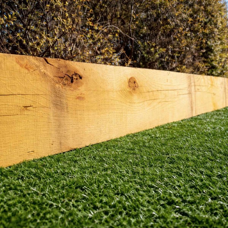 Detail du bois naturel avec noeud sur traverse paysagere en chene pour amenagement exterieur