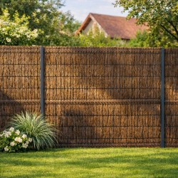 Brande de bruyère naturelle fixée sur grillage rigide pour créer une clôture occultante extérieure