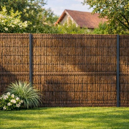 Brande de bruyère naturelle fixée sur grillage rigide pour créer une clôture occultante extérieure